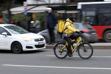 ŠETA AUTOKOMANDOM ''KAO DEDA MRAZ BEZ IRVASA I SAONICA''! Šok scena dostavljača nasmejala Beograđane: "Možda mu je neko UKRAO bicikl?" (VIDEO)