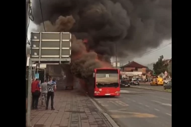 ZAPALIO SE AUTOBUS 511: Crni dim kulja iz vozila - evakuisani putnici!