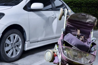 STRAVIČNA NESREĆA U USTANIČKOJ ULICI U BEOGRADU: Automobil naleteo na ženu sa bebom, vozač pokušao da pobegne sa lica mesta!