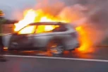 GORI AUTOMOBIL KOD ŠIMANOVACA: Vatra progutala celo vozilo (FOTO)