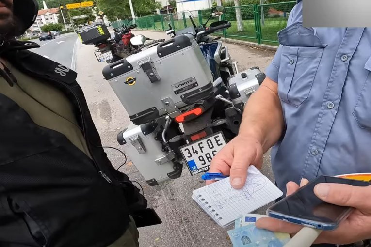 ENGLESKI NE RAZUME ALI JEZIK KORUPCIJE MU JE MATERNJI Motoristi