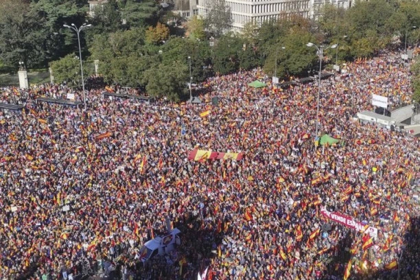 "NE DAJ SE!": Više od 10.000 građana izašlo na ulice, PREMIJER SE MOLI DA NE PODNESE OSTAVKU