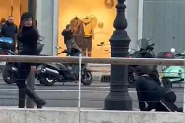 ŠOKANTNO! Devojka kroz grad prošetala momka na povocu! ON SE PONAŠA KAO RAZMAŽENI PAS, URINIRA UZ BANDERU, NAPADA PROLAZNIKE.... (VIDEO)