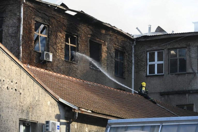 Lokalizovan Po Ar Na Senjaku Zgrada Izgorela Foto