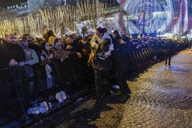 NEZAPAMĆENI NEREDI U FRANCUSKOJ: 90.000 policajaca na ulicama, skoro 400 ljudi uhapšeno tokom proslave Nove godine! (FOTO)