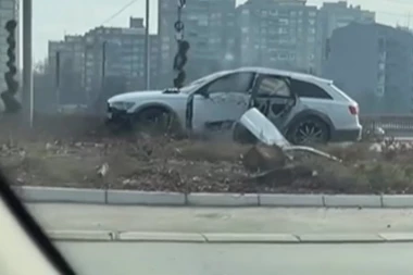 STRAVIČNA SAOBRAĆAJKA U NIŠU: Automobil u POTPUNOSTI uništen, od siline udarca iskočili vazdušni jastuci! (VIDEO)