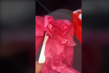SEDAM GODINA POSLE RASKIDA STIGAO JOJ JE POKLON OD BIVŠEG: Sklonila je roze papir iz kese, a ono što je zatekla tamo sve je ostavilo BEZ REČI (FOTO/VIDEO)