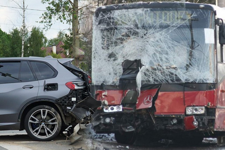 VOZAČ ZASPAO ZA VOLANOM PA NALETEO NA AUTOMOBILE Saobraćajna nesreća