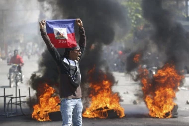 "BANDE DOBIJAJU BITKU, LJUDI ĆE GLADOVATI" Produženo vanredno stanje na Haitiju, zemlja potonula u anarhiju (VIDEO)