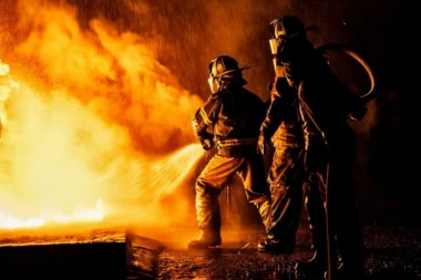 HITNA INTERVENISALA ZBOG BAKE: Veliki požar u stanu u Novom Sadu