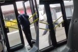 NEVEROVATAN PRIZOR U GRADSKOM PREVOZU NA NOVOM BEOGRADU: Putnik silom otvarao vrata tokom vožnje, pa iskočio iz vozila dok je u pokretu! (VIDEO)