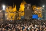 DEMONSTRANTI BAKLJAMA KRENULI NA ORBANA! Traže njegovu OSTAVKU, hiljade Mađara ispred parlamenta u Budimpešti! (VIDEO)