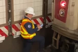 SMRT NA ŠINAMA: Putnik gurnut sa železničke platforme pod voz, nije mu bilo spasa (VIDEO)