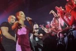 HAOS NA KRAJU KONCERTA U RIJECI: Prija sišla sa bine, devojčice PALE U TRANS - krenule da je GRLE, pevačica se odmah obratila OBEZBEĐENJU! (VIDEO)