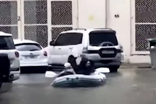 APOKALIPSA! DUBAI POD VODOM! Ovo se nikada nije dogodilo - putnici ne mogu da izađu sa poplavljenog aerodroma, ljudi zarobljeni u kolima (VIDEO)