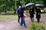 "DECU VAM NISMO OPROSTILI"  Šapić položio venac na spomenik Milici Rakić:Nikada ne smemo zaboraviti nevine žrtve bombardovanja (FOTO)