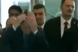 KAD SE ERDOGAN ČEŠLJA, SVI STOJE I NE DIŠU: Snimak predsednika Turske zapalio društvene mreže (VIDEO)