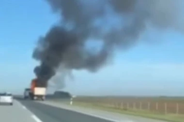 JEZIV PRIZOR NA AUTO-PUTU ZA NOVI SAD: Gori kamion! Dim kulja na sve strane (VIDEO)