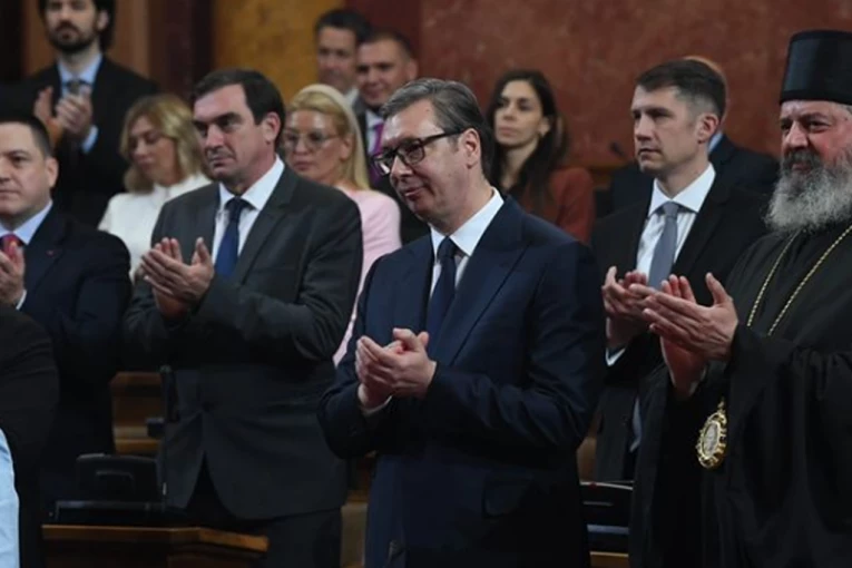 "VAŽNO JE DA IMAMO VLADU KOJA ZASTUPA SRPSKE INTERESE" ! Vučić prisustvovao polaganju zakletve nove Vlade Republike Srbije! (FOTO)