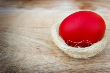 ČUVARKUĆA TREBA DA STOJI NA OVOM MESTU U KUĆI: Danas se farbaju jaja, etnolog objašnjava ZAŠTO baš tu stoji prvo crveno