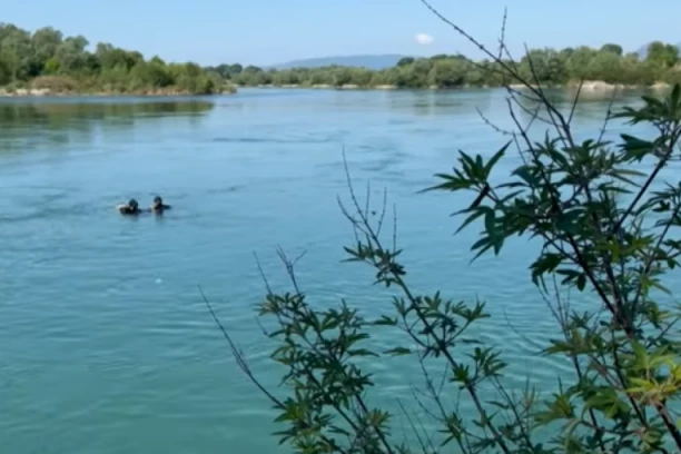 HOROR KAKAV SE NE PAMTI! Ovo je majka koja je sa troje dece skočila u reku! Nađeno telo devojčice (FOTO/VIDEO)