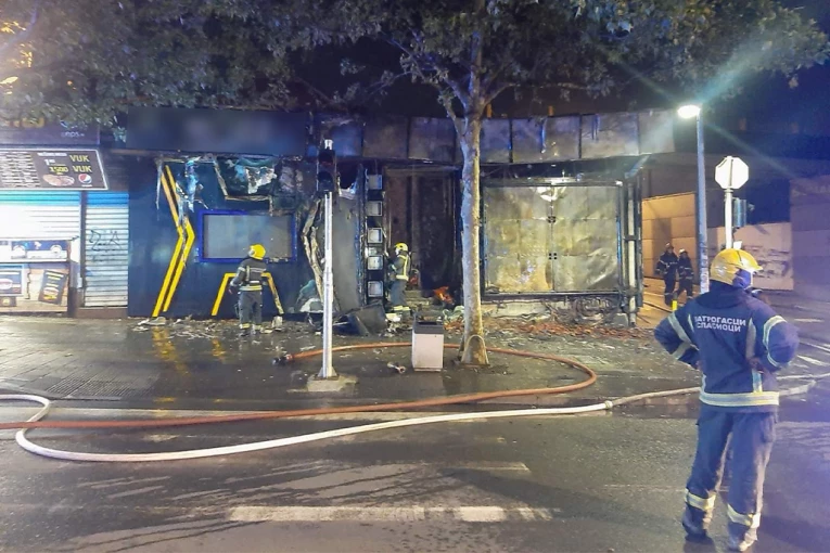 VATRA PROGUTALA SVE! Prvi snimci sa mesta požara, od kladionice u centru Beograda nije ostalo ništa! (FOTO/VIDEO)