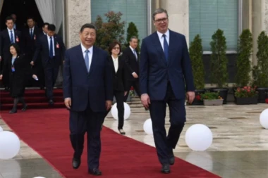 ŠTA JE SI ĐINPING POKLONIO PREDSEDNIKU SRBIJE!? Kineski šef države ovako darovao Vučića, pogledajte! (FOTO)