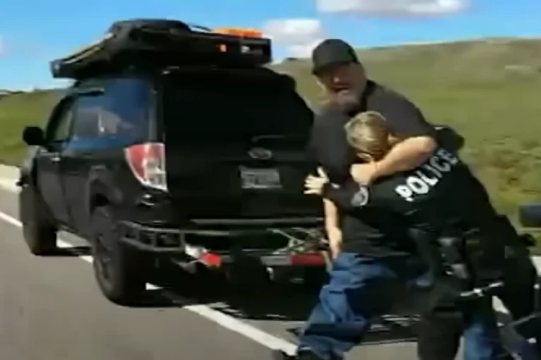 "IMA PIŠTOLJ!" Uhvatio policajku za vrat tokom pretresa, a onda je nastala prava drama (VIDEO)