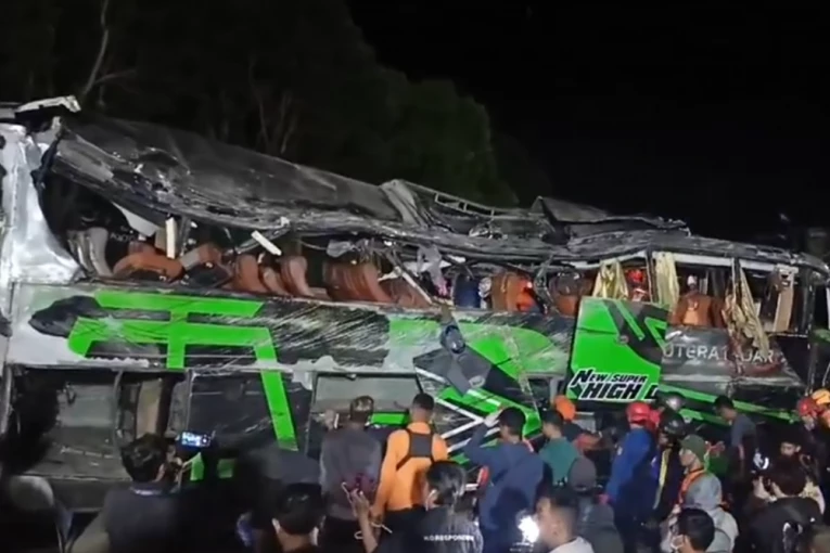 TRAGIČAN KRAJ MATURSKE EKSKURZIJE: Najmanje 11 poginulih i desetine povređenih u stravičnoj autobuskoj nesreći (VIDEO)