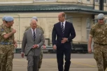ČARLS POSETIO MUZEJ VAZDUHOPLOVSTVA: Britanski monarh razgovarao sa vojnim veteranom, pa opet žestoko ponizio Harija (VIDEO)