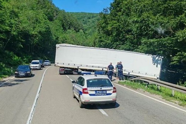 Saobra Ajna Nesre A Kod Para Ina Leper Sleteo S Puta Ote An Saobra Aj