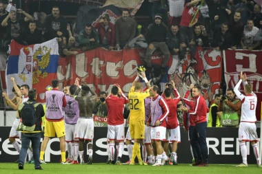 (VIDEO) Crveno-bela žurka u Kelnu: FUDBALERI I NAVIJAČI BURNO SLAVILI POBEDU!