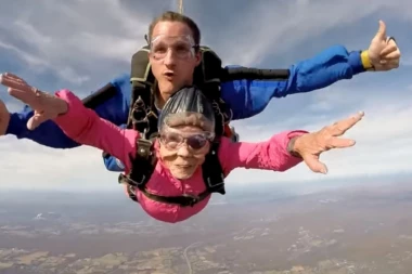 (VIDEO) POTPUNA LUDOST ILI HRABROST: Bejs skakači uskočili u AVION U LETU