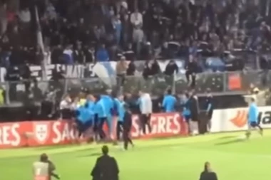 (VIDEO) ŠTA TI BI? Evra udario navijača i zaradio crveni karton!