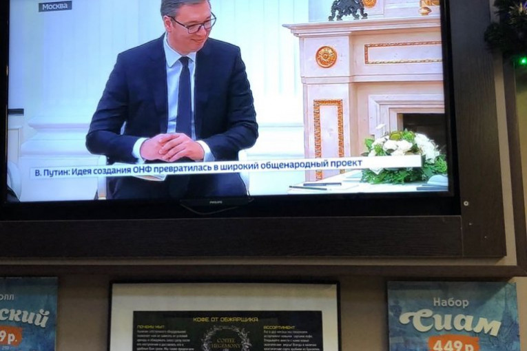 (FOTO) SASTANAK SA PUTINOM: Vučića gledaju u restoranima u Moskvi!