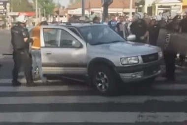 (VIDEO) HOROR NA AUTOKOMANDI! Hrvat pred derbi probio kordon policije, zamalo da pokosi ljude!