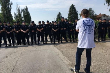 SAM NA KORDON POLICIJE: POČEO ŠOU!