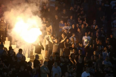 (VIDEO) SEVALE PESNICE U LONDONU: Navijači Milvola udarili na goste iz Liverpula!