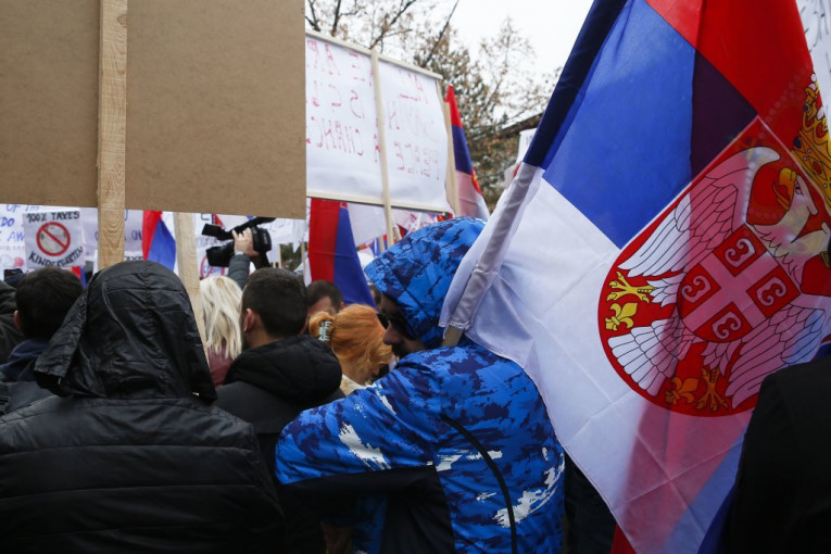 (VIDEO) Protest Srba ispred Euleksa! Nećemo da plaćamo harač: Šiptari na Ibru slave albanski Dan zastave!