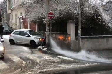 (VIDEO) Gejzir na Vračaru: Voda šikljala niz ulicu, evo šta se desilo!