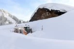 UŽAS U SELU PANIĆI! Majka (80) danima bila pored mrtvog sina (54) u zavejanoj kući! NIJE IMALA MOGUĆNOST NI POMOĆ DA POZOVE! (VIDEO)