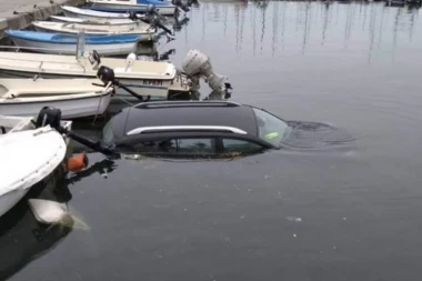 JEDNA OSOBA IZVUČENA IZ VODE: Automobil upao u more, "VIDEO SAM LJUDE KOJI USKAČU"