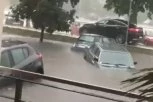 SAMO OVAKO ĆETE SAČUVATI GLAVU! Šta uraditi ako vas oluja uhvati tokom vožnje i potopi vam automobil!?