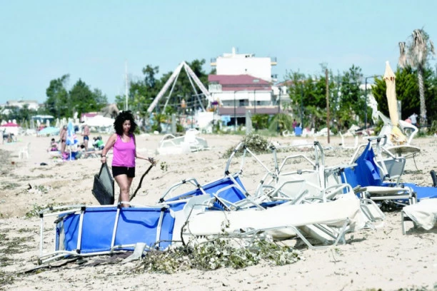 HITNO UPOZORENJE ZA SVE KOJI LETUJU U GRČKOJ! Vlasti poručile: SUTRA NIGDE NE IZLAZITE, MOŽE BITI OPASNO PO ŽIVOT!