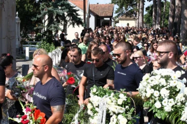 (FOTO) UPLAKANI STEFAN KARIĆ PAO MAJCI U ZAGRLJAJ: Zadrugar stigao na groblje, Jovana ga ispratila u suzama!