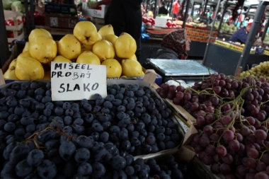 (HIT FOTO) Prodavac na Kalenić pijaci "progutao" jedno slovo, pa nastala presmešna "reklama" za grožđe!