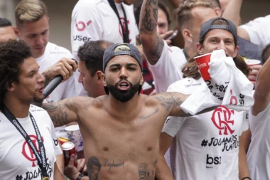 (VIDEO) Dan posle titule Kopa Libertadores Flamengu titula i u Brazilu! Slavlje u Riju, desetine hiljada ljudi na ulicama, baklje, pesma, ali i sukobi sa policijom