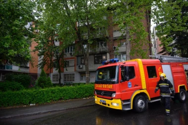 POŽAR NA NOVOM BEOGRADU: Plamen bukti na trećem spratu, vatrogasci se bore sa vatrenom stihijom