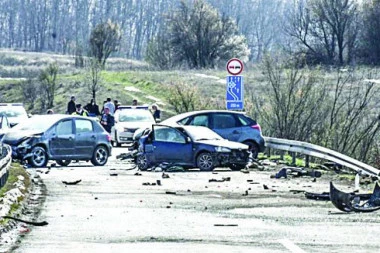 SEKUND IH JE DELIO OD SMRTI: Poznato zdravstveno stanje Nišlija koji su se zakucali u parkirano vozilo