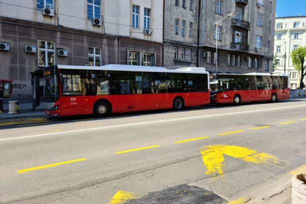 JUTARNJA VOŽNJA BEOGRADSKIM AUTOBUSOM NIJE PROTEKLA MIRNO: Bizarna scena na liniji 53!